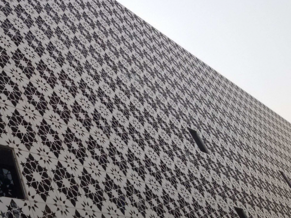 幕墻鋁單板天花吊頂設計越來越被人們所接受以及普及推廣